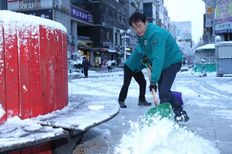 이동환 고양시장, 폭설 내린 출근길 화정역 광장서 제설작업