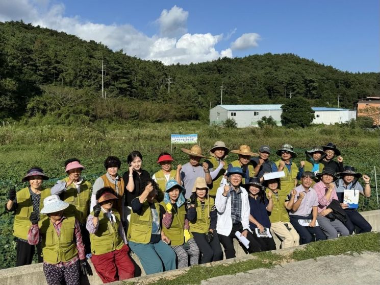 완도군은 ‘2024년 청정 전남 으뜸 마을 만들기’ 사업 평가에서 최우수상을 받았다. 완도군 제공