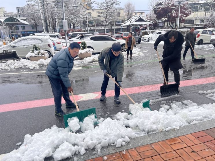 양평군은 지난 26일 내리기 시작한 첫눈으로 대설주의보, 대설경보가 발효됨에 따라 공직자들이 비상근무에 돌입하는 등 제설작업에 총력을 다하고 있다. 양평군 제공