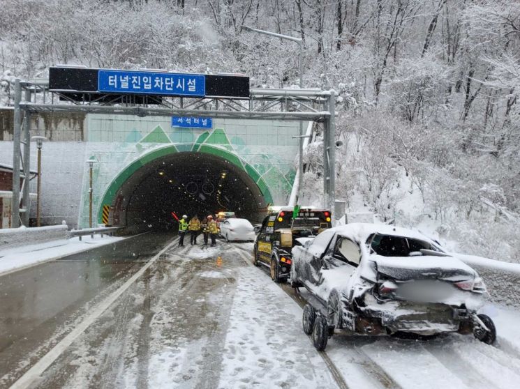 눈길에 차 미끄러져…양양고속도로 4중 추돌, 1명 사망·6명 부상