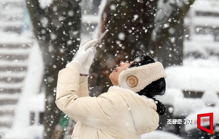 [아경포토]"그럼에도 불구하고, 오늘 눈은 반갑습니다"