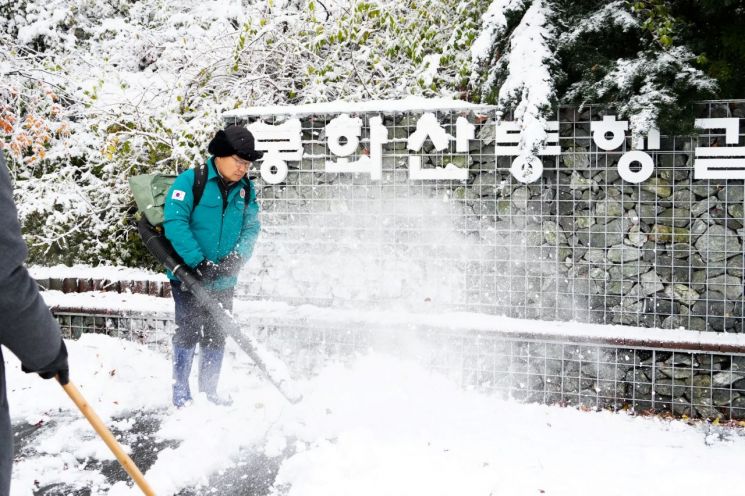 류경기 중랑구청장, 대설주의보 직접 제설작업 나서