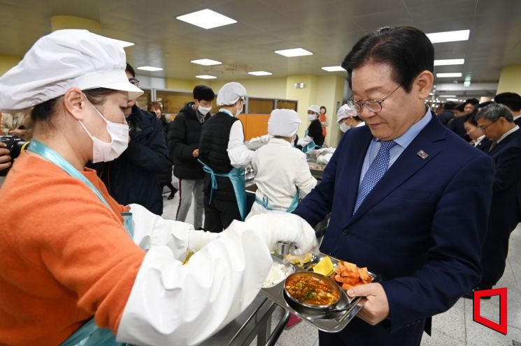 [포토] 급식 받는 이재명 대표