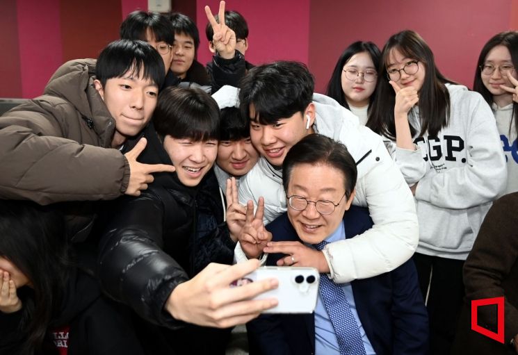 [포토] 학생들과 사진 찍는 이재명 대표