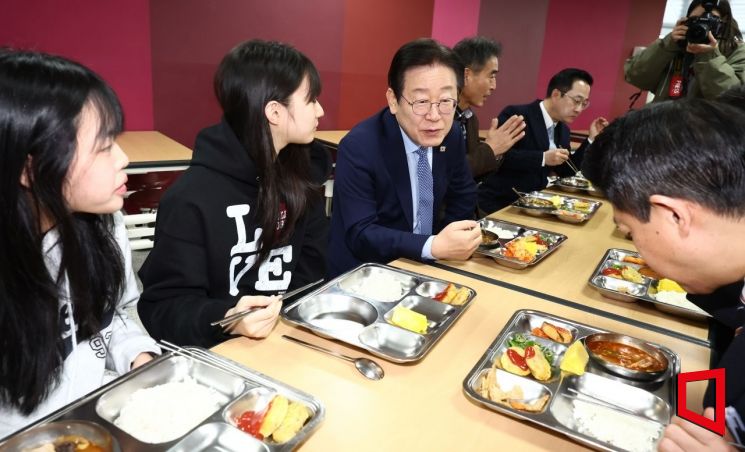 [포토] 학생들과 대화하는 이재명 대표