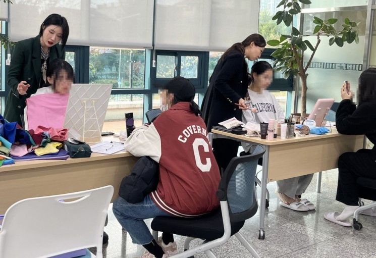 정관도서관에서 수험생들을 대상으로 이미지메이킹 프로그램을 진행하고 있다. 기장군 제공