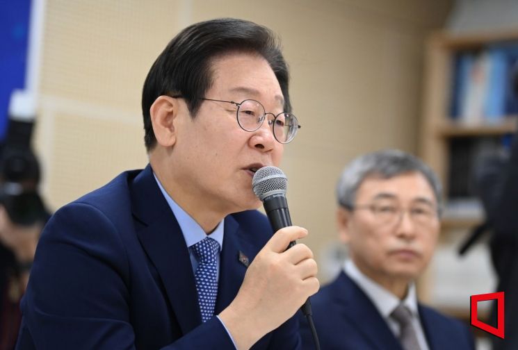 [포토] 학교 찾은 이재명 '고교 무상교육' 강조…"교육은 국가 책임"
