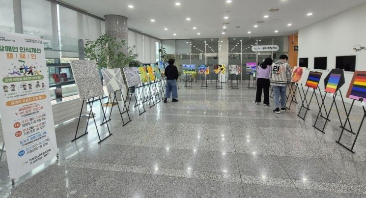 기장군이 정관도서관에서 ‘장애 인식개선 캠페인’을 열고 있다. 기장군 제공