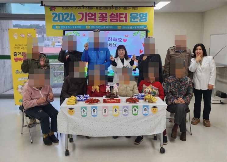 치매 중증 예방 프로그램 ‘3기 기억 꽃 쉼터’ 3기 수료식을 했다.  무안군 제공