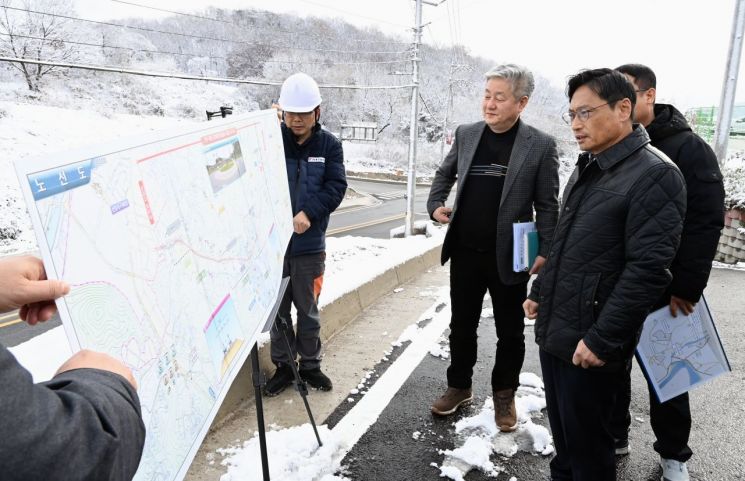 오후석 경기도 행정2부지사가 27일 오전 최근 개통된 경기북부지역 지방도로 현장을 찾아 제설대응 상황을 살펴보고 있다. 경기도 제공