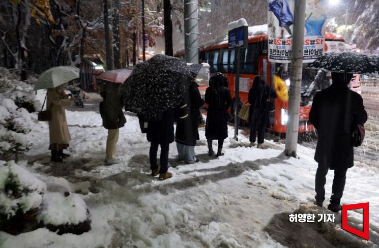 11월 역대급 폭설에 수도권 곳곳 악몽…도로 통제에 휴교령까지