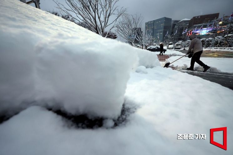 11월 역대급 폭설에 수도권 곳곳 악몽…도로 통제에 휴교령까지