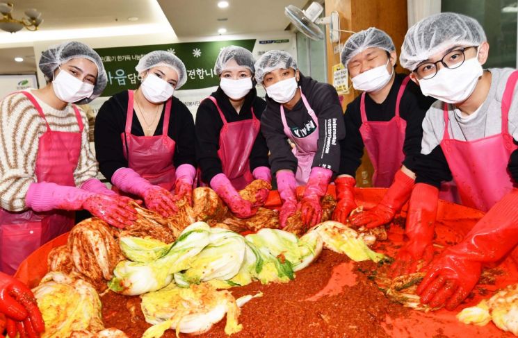 영진전문대 외국인유학생과 한국인 학생들이 독거노인들한테 보낼 김장김치를 담고있다.