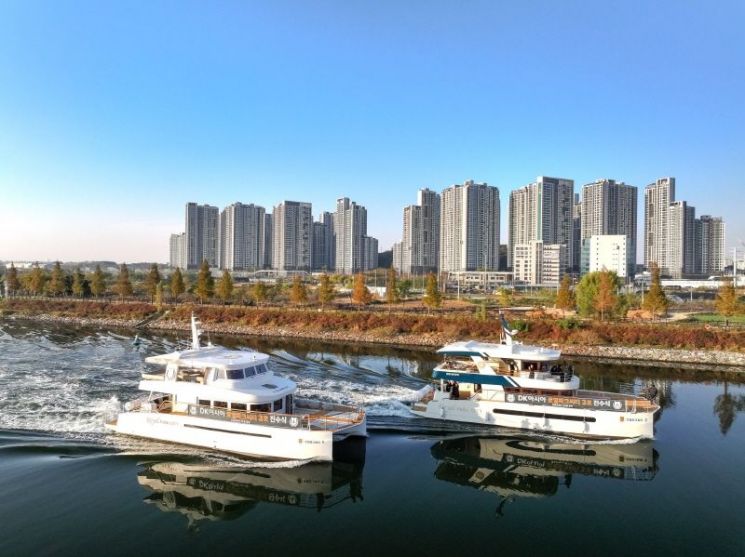 [경인아라뱃길을 운항 중인 DK아시아의 로열파크씨티 1호(좌)와 3호(우)/ DK아시아 제공]
