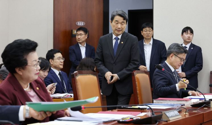 'AI교과서' 교육자료 규정안, 국회 교육위 통과…이주호 "유감, 설득 노력하겠다"(종합)