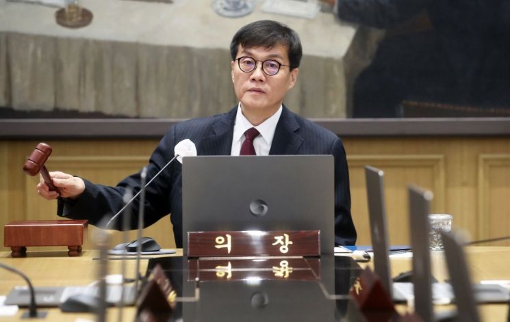 금통위원들 "경기 하방 위험 속 물가 안정…기준금리 낮춰야"(종합)