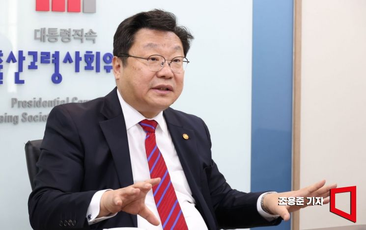 지난해 11월 28일 주형환 저출산고령사회위원회 부위원장이 서울 종로구 정부서울청사에서 아시아경제와 인터뷰 하고 있다. 조용준 기자