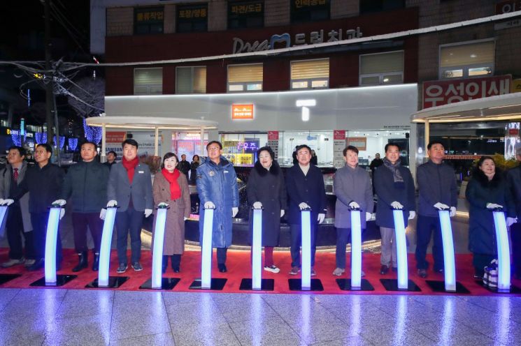 이천 분수대오거리 교통광장 및 경관개선사업 준공식에서 참석자들이 경관 조명 점등을 위한 스위치를 누르고 있다. 이천시 제공