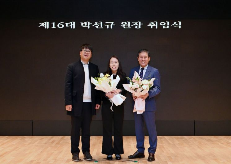 박선규 신임 한국건설기술연구원장(오른쪽)이 28일 취임식에서 꽃다발을 안고 환하게 웃고 있다. 사진=한국건설기술연구원.