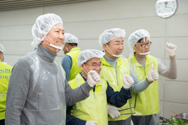 구미시(김장호 시장, 왼쪽)는 28일 NH농협은행 구미시지부, 8개 농협 조합과 배식봉사를 실시하고 구미지역 농산물을 전달했다.