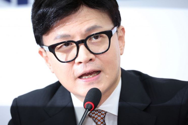 한동훈 "군·경, 반헌법적 계엄에 부역해선 절대 안 돼"