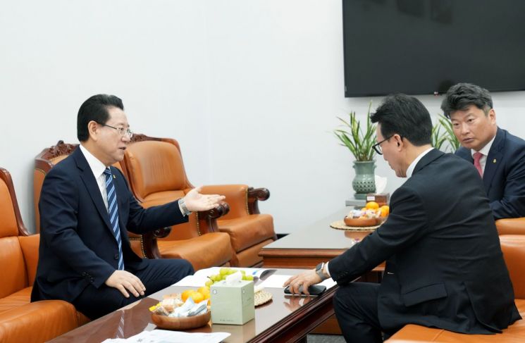 김영록 전라남도지사가 28일 서울 국회에서 김민석 민주당 최고위원을 만나 주요 도정 현안 해결과 국비 확보를 위한 국회 차원의 협조를 요청하고 있다. 전남도 제공