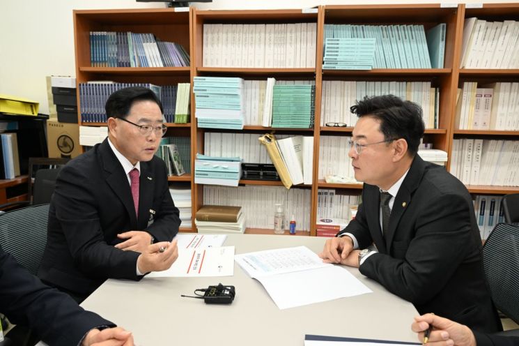 강수현 양주시장이 28일 28일 국회를 방문해 예산결산특별위원회 위원인 김성원 국회의원을 만나 내년도 국도비 확보를 건의하고 있다. 양주시 제공