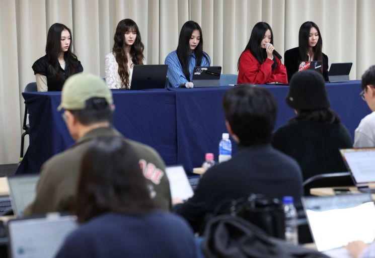 그룹 뉴진스가 28일 오후 서울 강남구 스페이스쉐어 삼성역센터에서 열린 전속계약 해지 관련 기자회견에 참석해 있다. 왼쪽부터 해린, 다니엘, 민지, 하니, 혜인. 연합뉴스