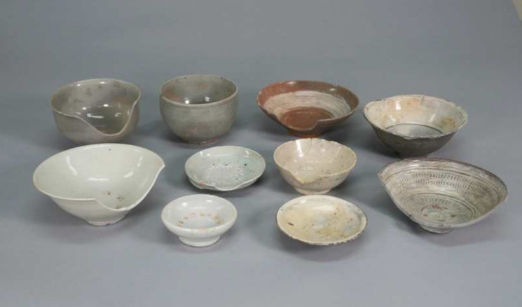 Buncheong ware and white porcelain excavated in the waters of Seonyudo (Photo = Provided by the National Heritage Administration)