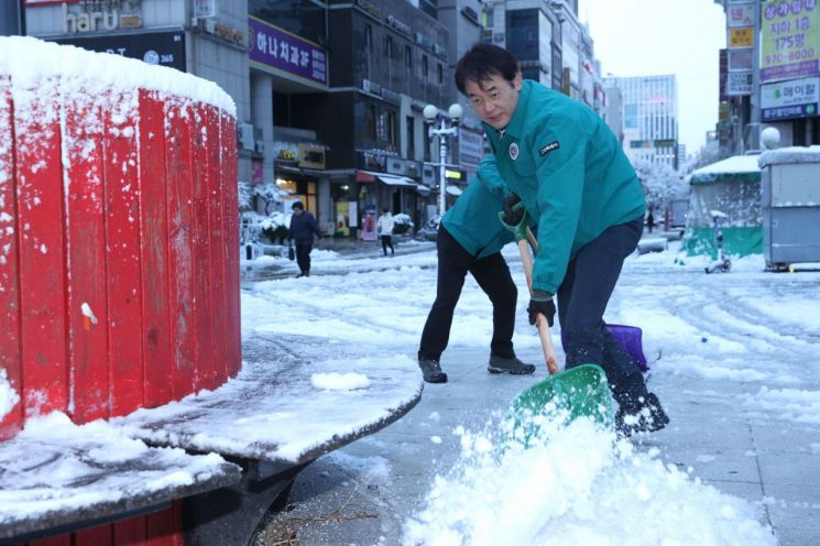 지난 27일 제설 작업에 참여한 이동환 고양특례시장. 고양특례시 제공