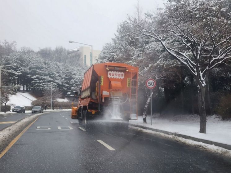 도로제설작업. 고양특례시 제공