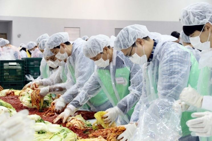 부산교통공사가 벡스코에서 열린 '2024 사랑의 김치나눔 한마당' 행사에 참여하고 있다. 부산교통공사 제공