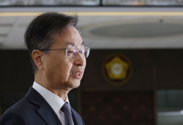 감사원장 "헌법질서 근간 훼손 정치적 탄핵 매우 유감"…감사원 '당혹' 