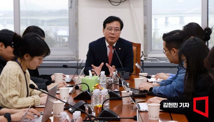 [포토] 기재위 파행 설명하는 송언석 기재위원장