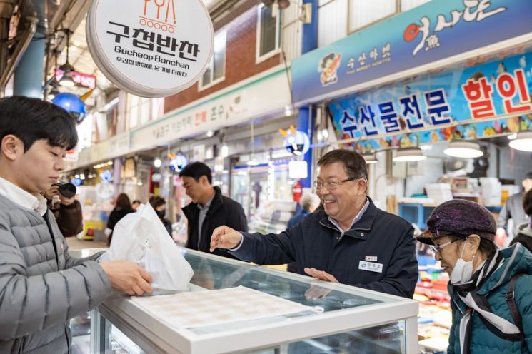 반찬 사는 김경호 광진구청장(오른쪽 두번째)