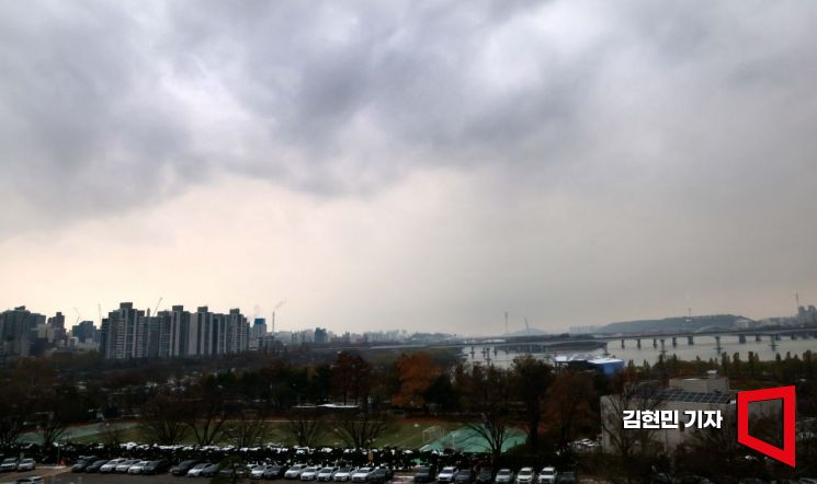 금요일인 8일 무더위가 지속하는 가운데 구름이 많겠다. 김현민 기자