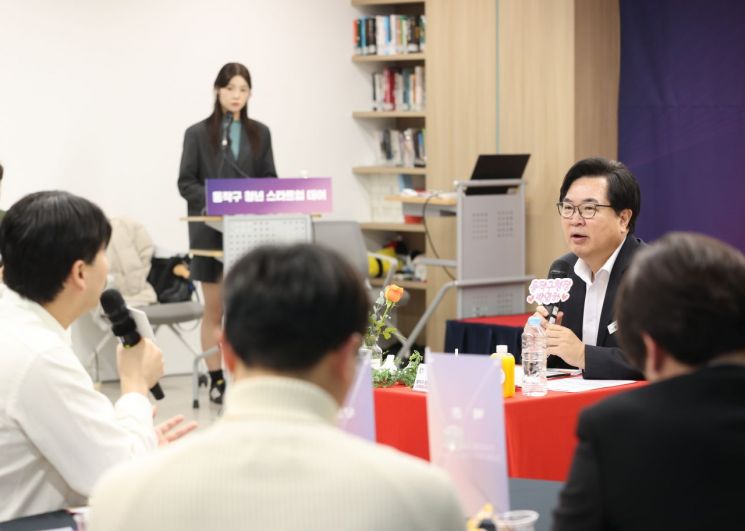 ‘동작구 청년 스타트업 데이’ 행사에서 청년 창업가의 정책 제안을 듣고 있는 박일하 동작구청장. 동작구 제공.