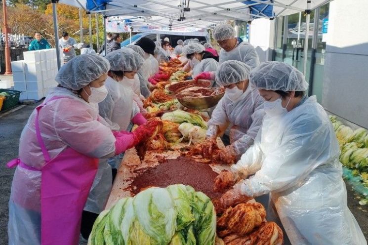 기장군, ‘사랑의 김장담그기’ 진행… 기장군여성단체협의회 협업