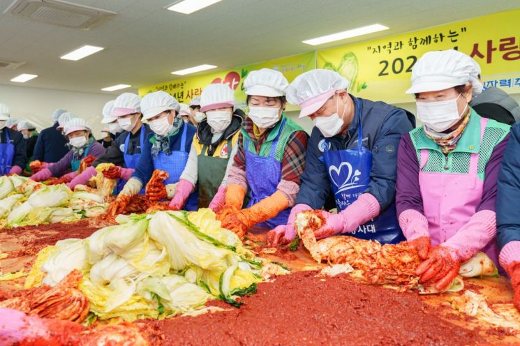 한수원 월성본부는 28일 동경주 지역의 어려운 이웃들의 월동준비를 돕기 위한 ‘사랑의 김장 나누기’ 봉사에 참가했다. 월성본부 제공