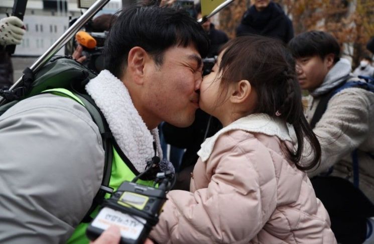 희귀병 딸 위해 740㎞ 걸은 아빠 "너는 내 보물, 내 모든 것"