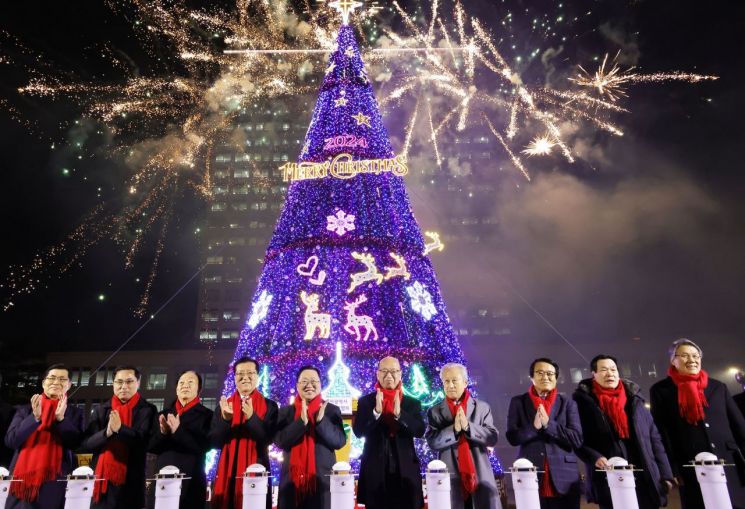 대전시청 남문광장에 성탄트리 점등...“사랑과 나눔의 겨울되세요”
