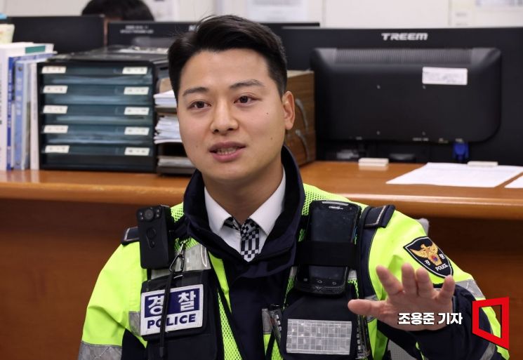 김익진 서울 마포경찰서 교통안전계 순경이 서울 마포구 공덕역 인근 마포경찰서 교통정보센터에서 아시아경제와 인터뷰하고 있다. 조용준 기자
