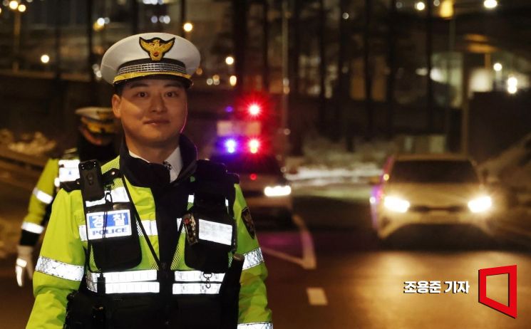 김 순경이 서울 마포구 강변북로 인근 서울월드컵경기장 진입로에서 음주운전 단속을 진행하던 중 포즈를 취하고 있다. 조용준 기자