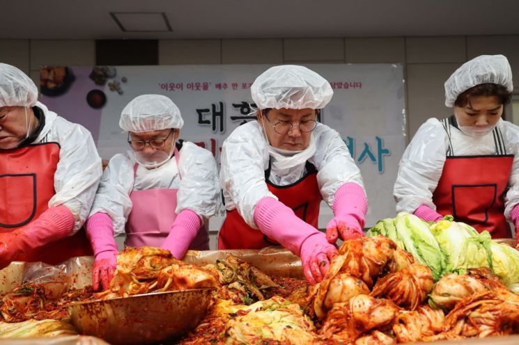 박강수 마포구청장(오른쪽 두번째)가 어려운 이웃들에게 전할 김장 김치를 담그고 있다.