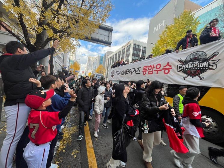 30일 KIA 타이거즈가 도심 한복판에서 프로야구 한국시리즈 12번째 우승 기념 축하 카퍼레이드를 진행하는 가운데 광주시민들이 열띤 환호를 보내고 있다. 송보현 기자