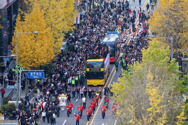 30일 광주 동구 금남로 일대에서 프로야구 광주 연고팀 KIA 타이거즈 한국시리즈 우승 기념 카퍼레이드가 펼쳐지고 있다. 연합뉴스