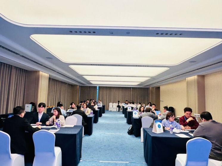 30일 중국 허난성 안양에서 열린 '샹위 메디컬 의료기기 전시 상담회'에서 우리 의료기기 기업이 샹위 메디컬과 협력업체와 수출 상담을 하고 있다. 코트라 제공