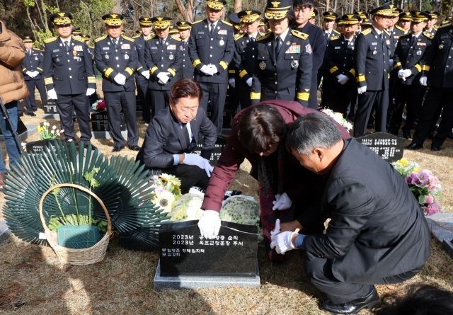 "멋진 소방관 될게"…화마에 순직한 동생 뜻 이어받은 형