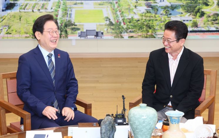 민주당 이재명 대표가 경북도청을 방문해 이철우 경북지사(오른쪽)와 대화하면서 활짝 웃고 있다.