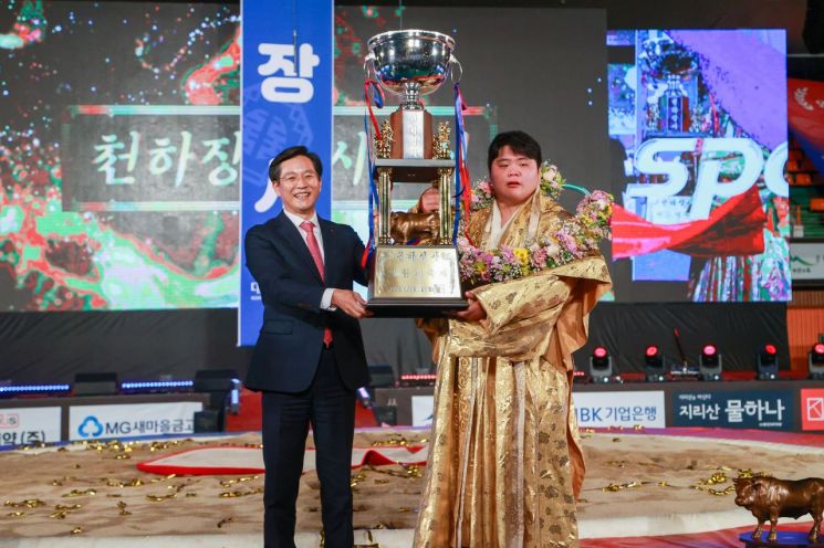 1일 영암실내체육관에서 막을 내린 2024 천하장사 씨름대축제에서 영암민속씨름단 김민재가 천하장사에 등극한 뒤 우승희 영암군수로부터 우승 트로피를 받고 있다. 영암군 제공